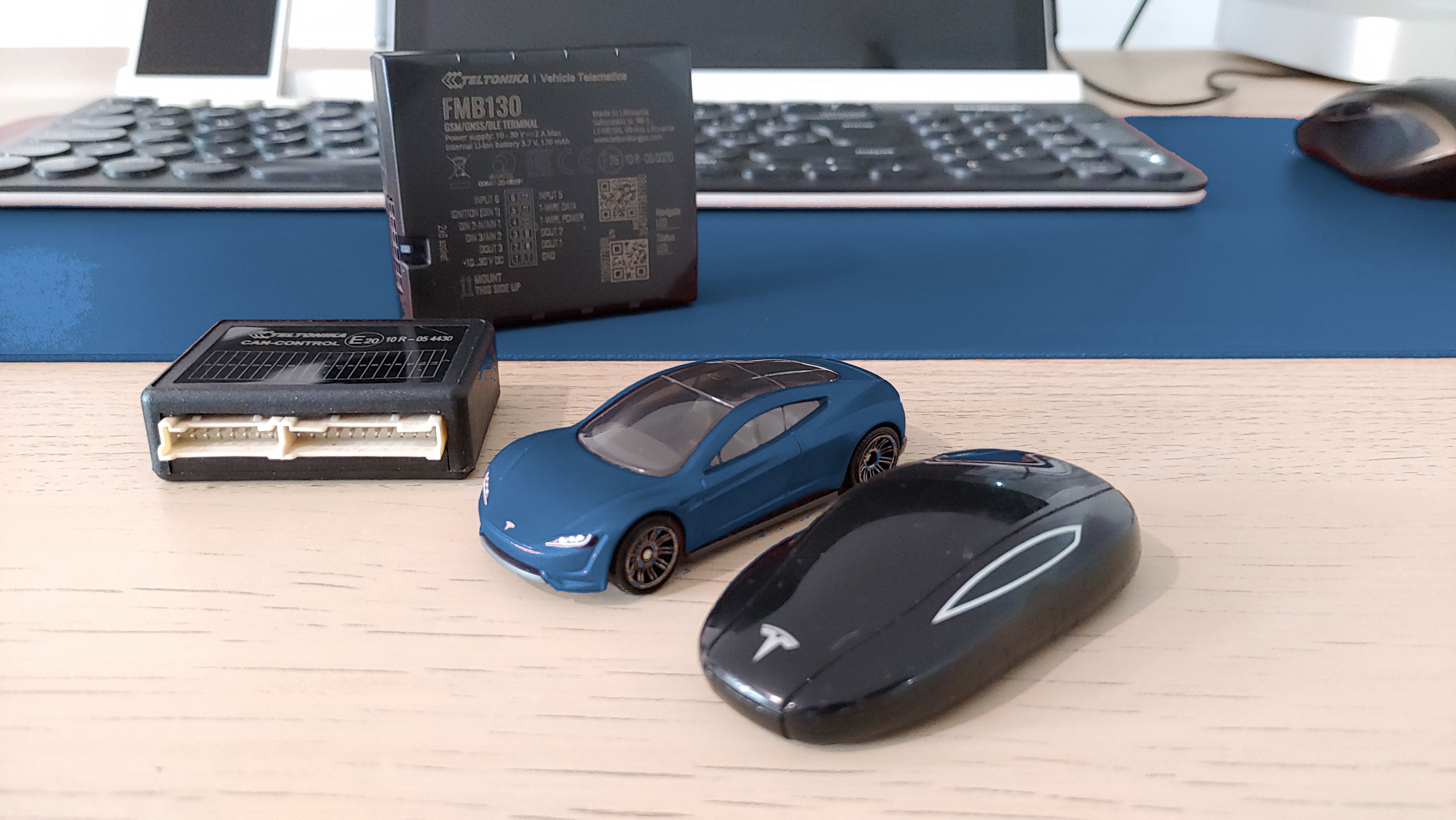 Dispositivos de telemetría y maqueta de vehículo conectados a software